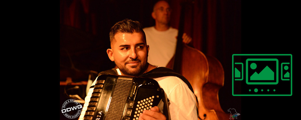 das slideshow-Fenster für 'ddweiss.com' anzeigen ...
Gipsy Swing der Extraklasse :: David & Danino Weiss :: TRUE LIVE & WIR SIND STRAUBING :: Partnerschaften für Demokratie :: Impressionen vom ersten Online-Konzert 2020 in Straubing