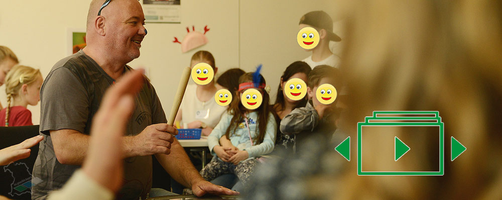 das slideshow-Fenster für 'sigilee.com' anzeigen ...
Der Musikpädagoge Sigi Lee in Aktion