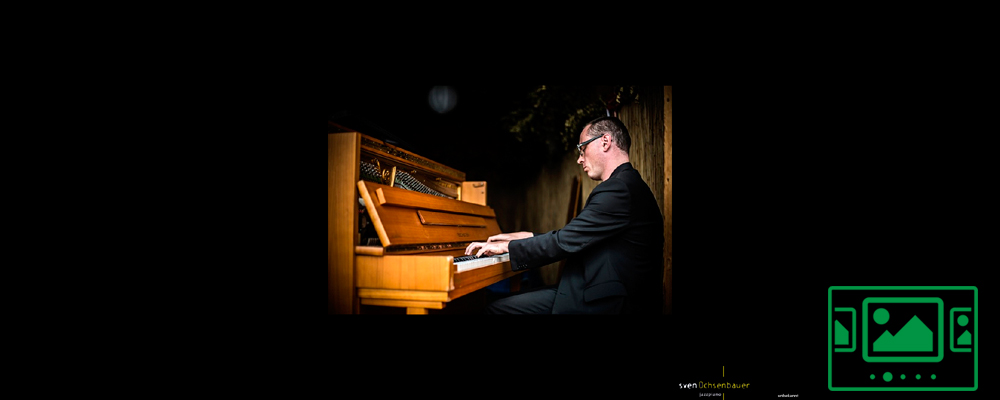 das slideshow-Fenster für 'svenochsenbauer.de' anzeigen ...
Der international renommierte Jazzpianist und Komponist besticht sowohl mit seinen klassischen Kompositionen als auch mit seinem fantastischen Jazzspiel ...