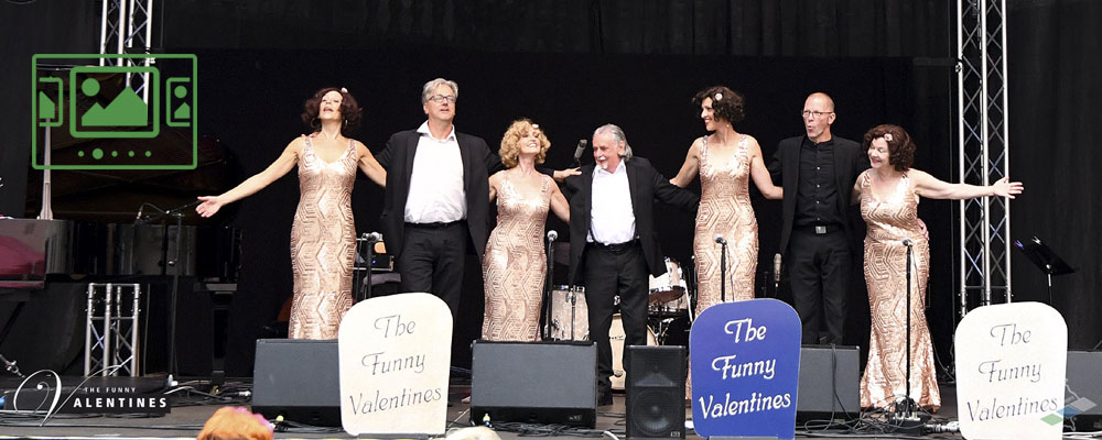 das slideshow-Fenster für 'thefunnyvalentines.de' anzeigen ...
Das Vokalensemble The Funny Valentines :: der unverwechselbare Sound der 30er und 40er Jahre im Stil der Andrews Sisters.
