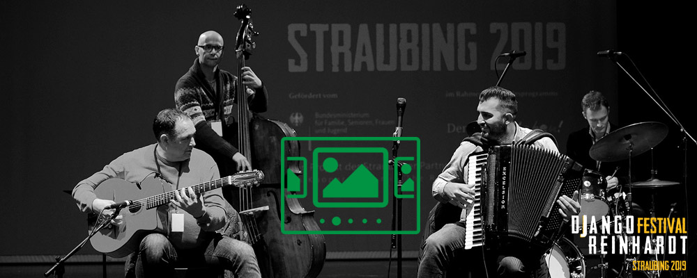 das slideshow-Fenster für 'wir-sind-straubing.de' anzeigen ...
David und Danino Weiss - Martin Taylor - Stochelo Rosenberg - Sandro Roy - Joel Locher - Peter Cudek - Xaver Hellmeier | Bilder: Peter Schrettenbrunner